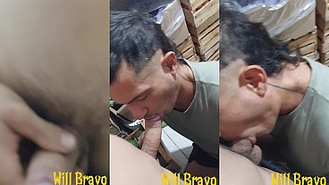 O novinho que trabalha comigo pediu pra eu uma mamada e ela mijar na minha boca na hora do almoço de trabalho
