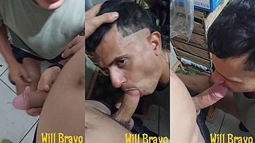 O novinho que trabalha comigo pediu pra eu uma mamada e ela mijar na minha boca na hora do almoço de trabalho
