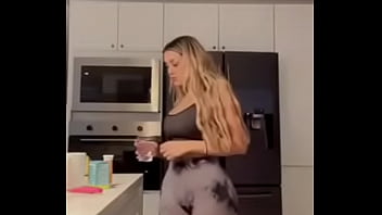 Arigameplays en su cocina con enorme culo