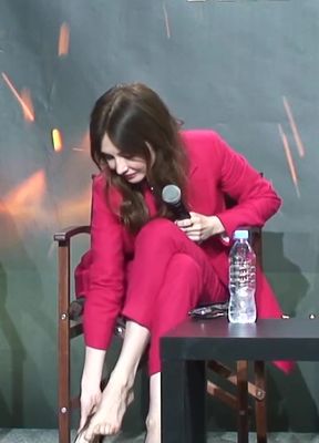 Carice Van Houten's MILF feet get worshipped by a foot-fetish fan