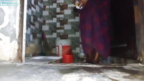 Bengali Aunty Was Washing Clothes Showing Her Pussy