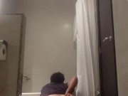 GROS CUL OUVERT SOLO DANS MA SALLE DE BAIN