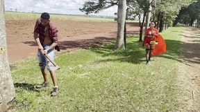 chapeuzinho safadinha encontra com lenhador comedor que fode ela no caminho para casa da vovo