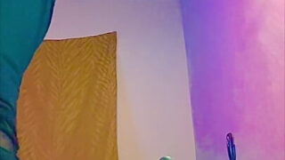 Bubble butt knubbiga crossdressers i klänningar tar stora svarta kukar djupt i sina rumpor