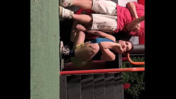 Vamos al parque, sino hay nadie te doy una mamada.Sexo en lugares p&uacute_blicos