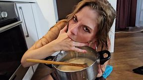 FOOD PORN Alice Maze make pancakes with her V*MIT! She eats it after a ROUGH ANAL FUCK... TOTALLY FUCKED-UP!!
