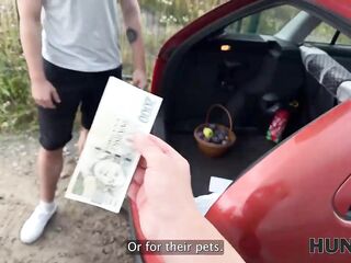 HUNT4K. Lucianna Lucci likes to show her twat in her boyfriend’s car