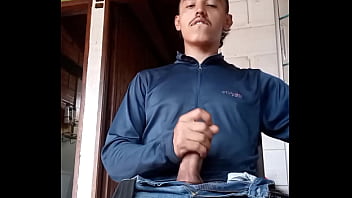 Trabajador con pene grueso cabeza rosada deslechando