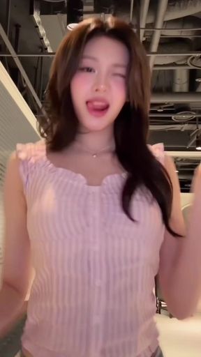 Cute Thai GF shows off her K-pop dance moves