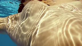 Curly hair Fernanda playful flex in water
