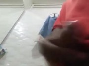 Hombre musculoso se masturba